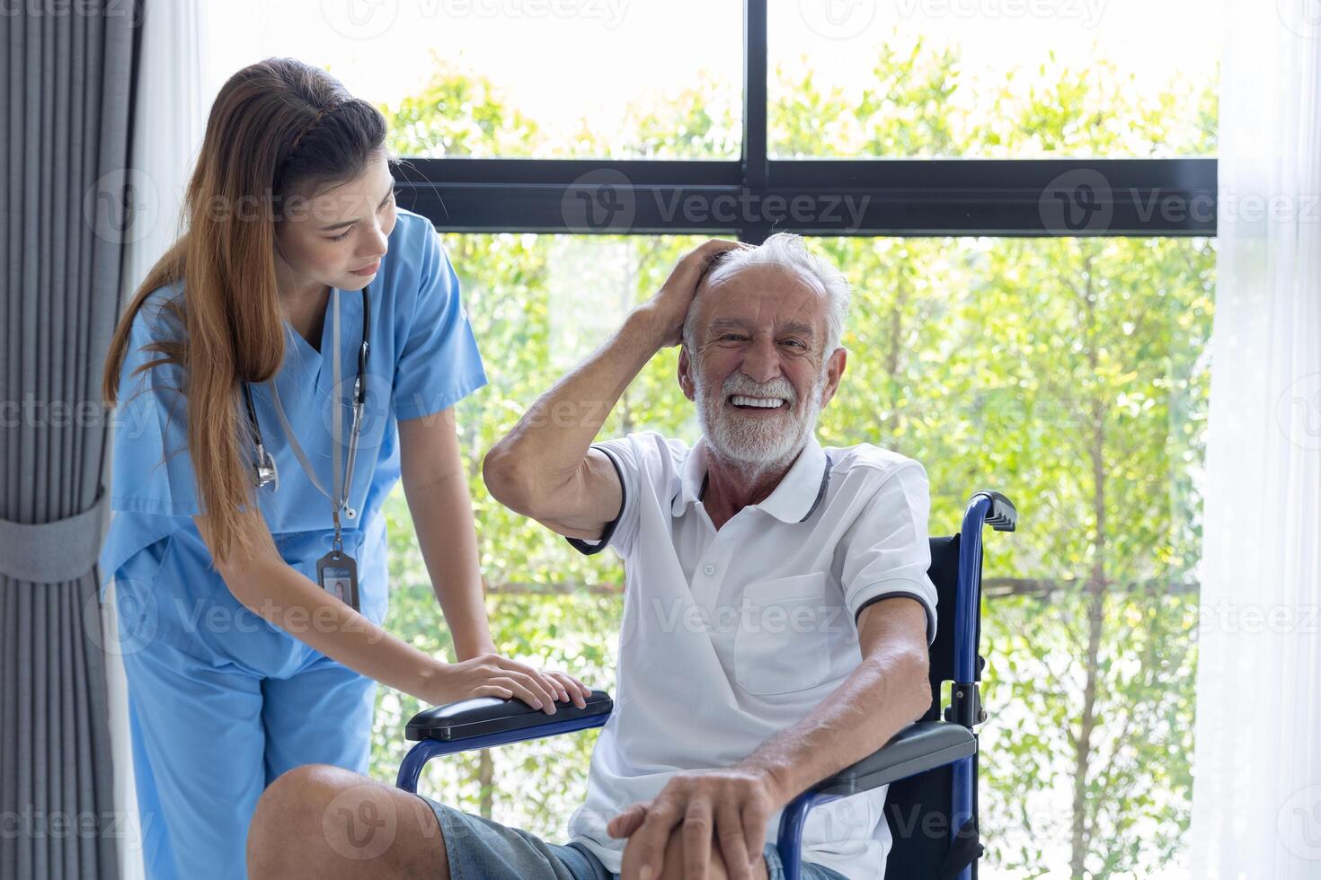 infirmière se soucier personnes âgées Sénior vieux homme à Accueil retraite gens récupération sur fauteuil roulant. photo