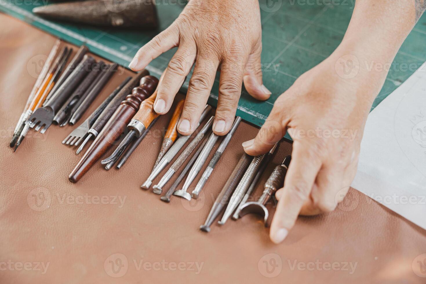 fermer main outil pour cuir tailleur fabricant. vieux artisanat Maître pièce travail équipements. photo