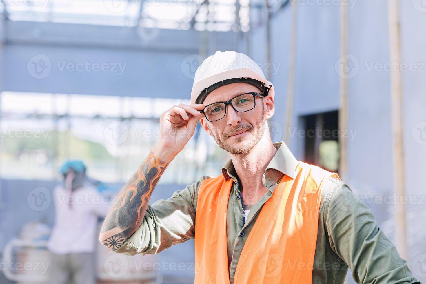 portrait intelligent milieu âge constructeur ingénieur ouvrier Masculin Maître compétence artisan Regardez avec bras tatouage photo