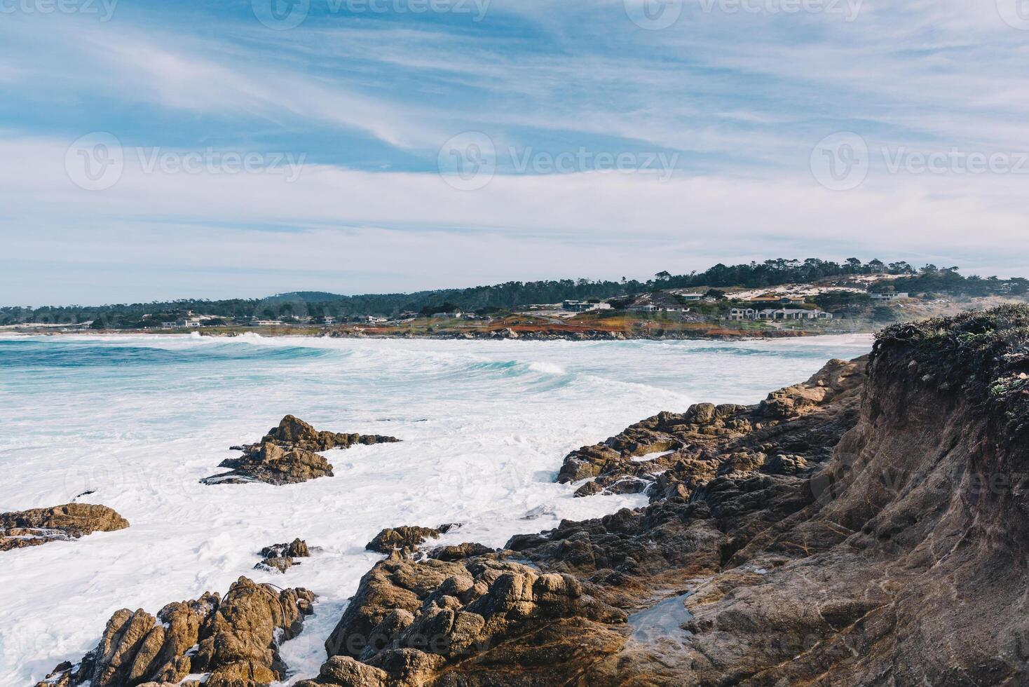 blanc vagues frappe rochers sur le océan rive photo