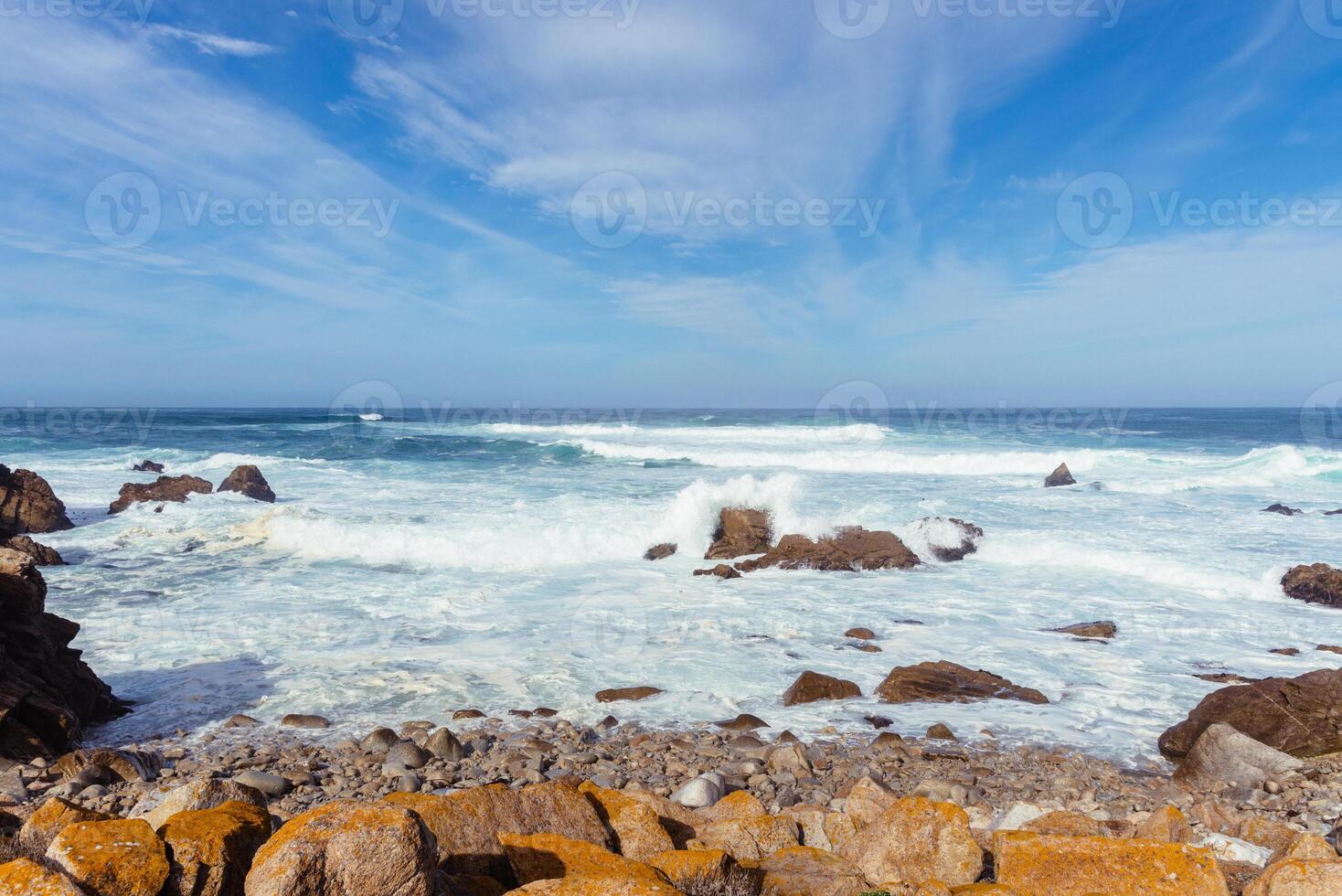 blanc vagues frappe rochers sur le océan rive photo