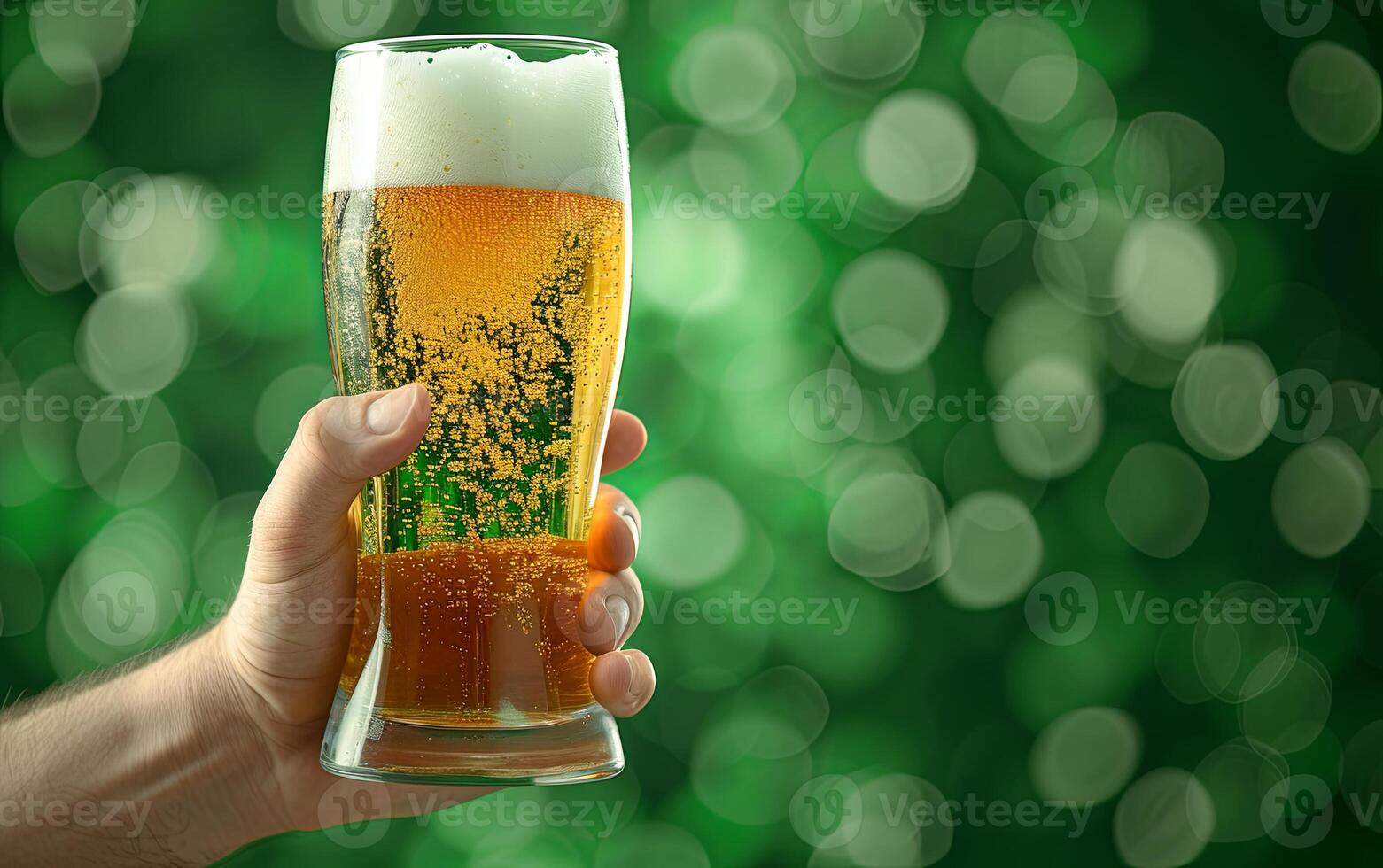 ai généré une homme en portant une verre froid, Frais Bière sur une flou vert arrière-plan, création le parfait ambiance pour st. patrick's journée célébrations avec copie espace photo