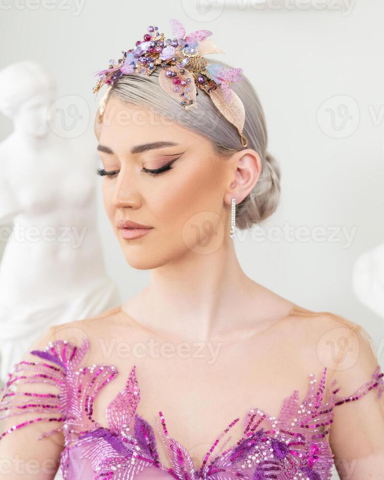 une femme avec une fleur couronne sur sa tête photo