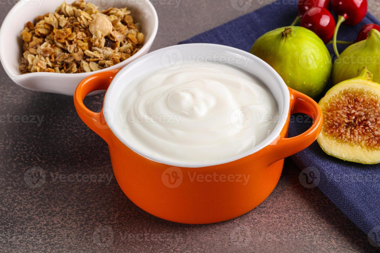 traditionnel fait maison grec Yaourt avec granola photo