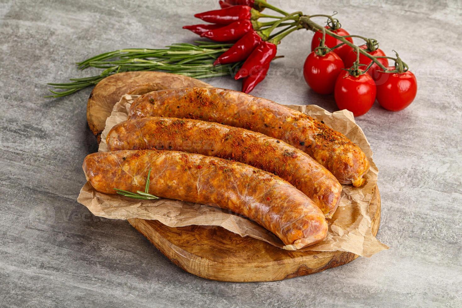 brut saucisses avec épices et herbes photo