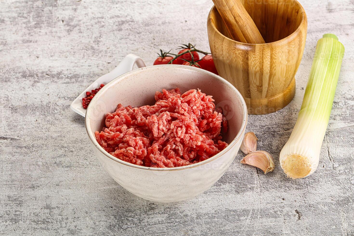 haché du boeuf Viande dans le bol photo