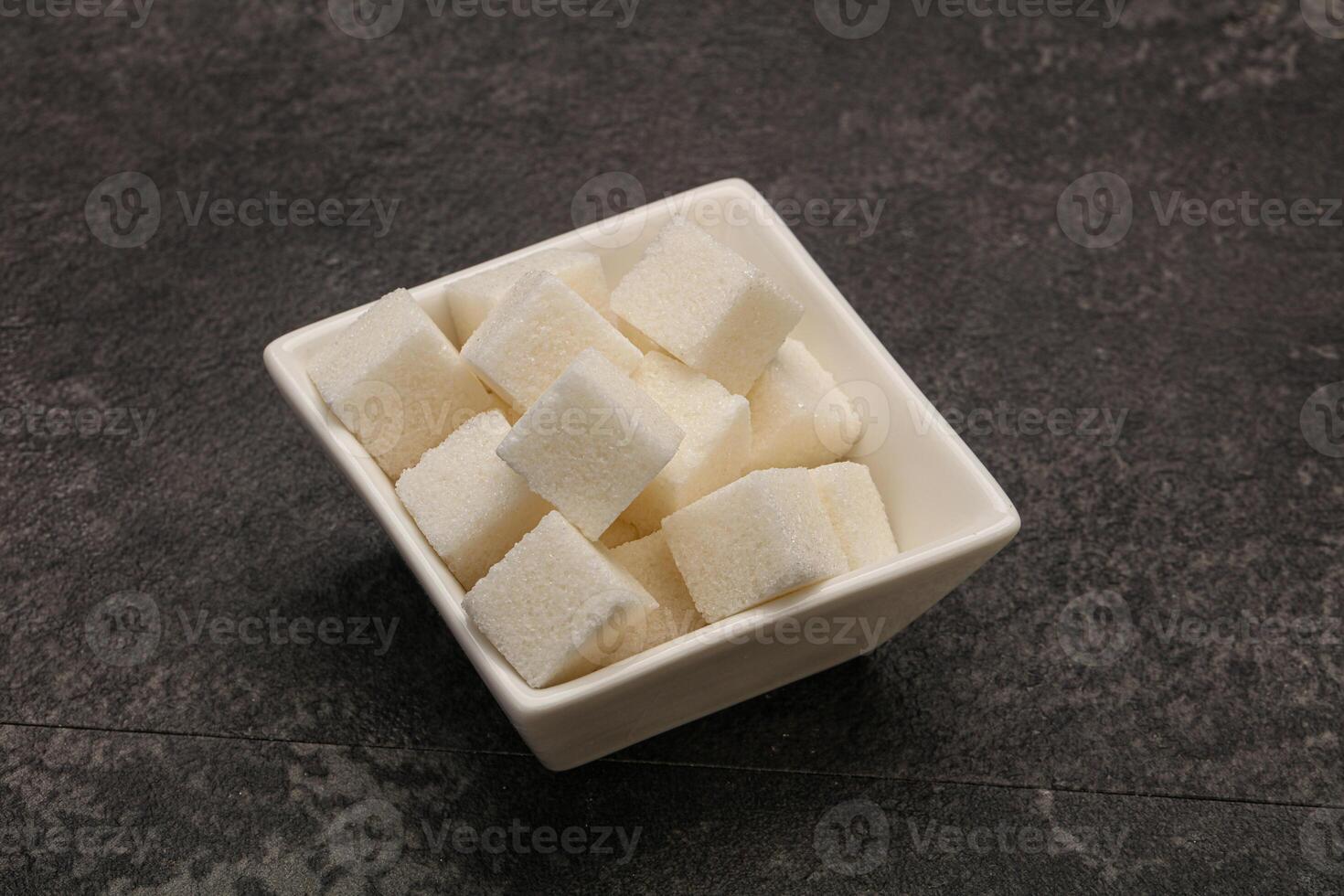 sucre blanc raffiné dans le bol photo