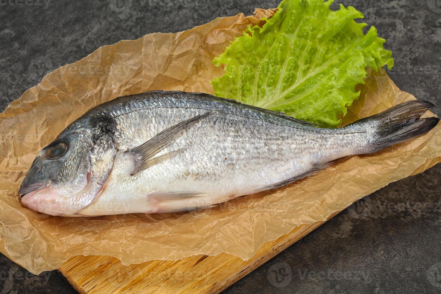 poisson dorada cru pour la cuisson photo