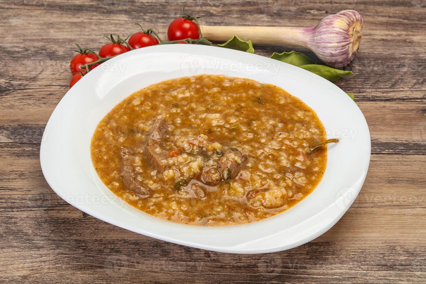 soupe de kharcho caucasien avec de la viande de boeuf photo