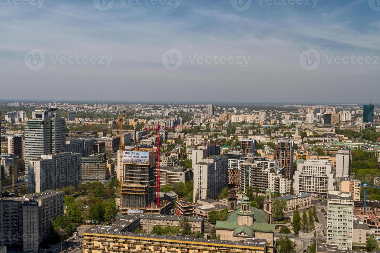 skyline de varsovie avec les tours de varsovie photo