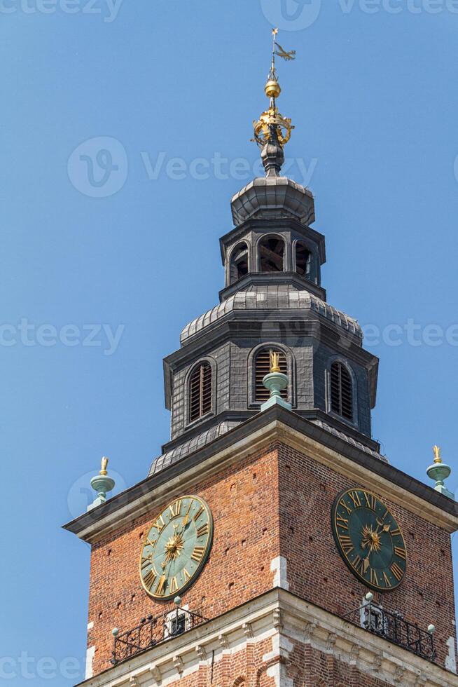 Tour de l'hôtel de ville sur la place principale de Cracovie photo