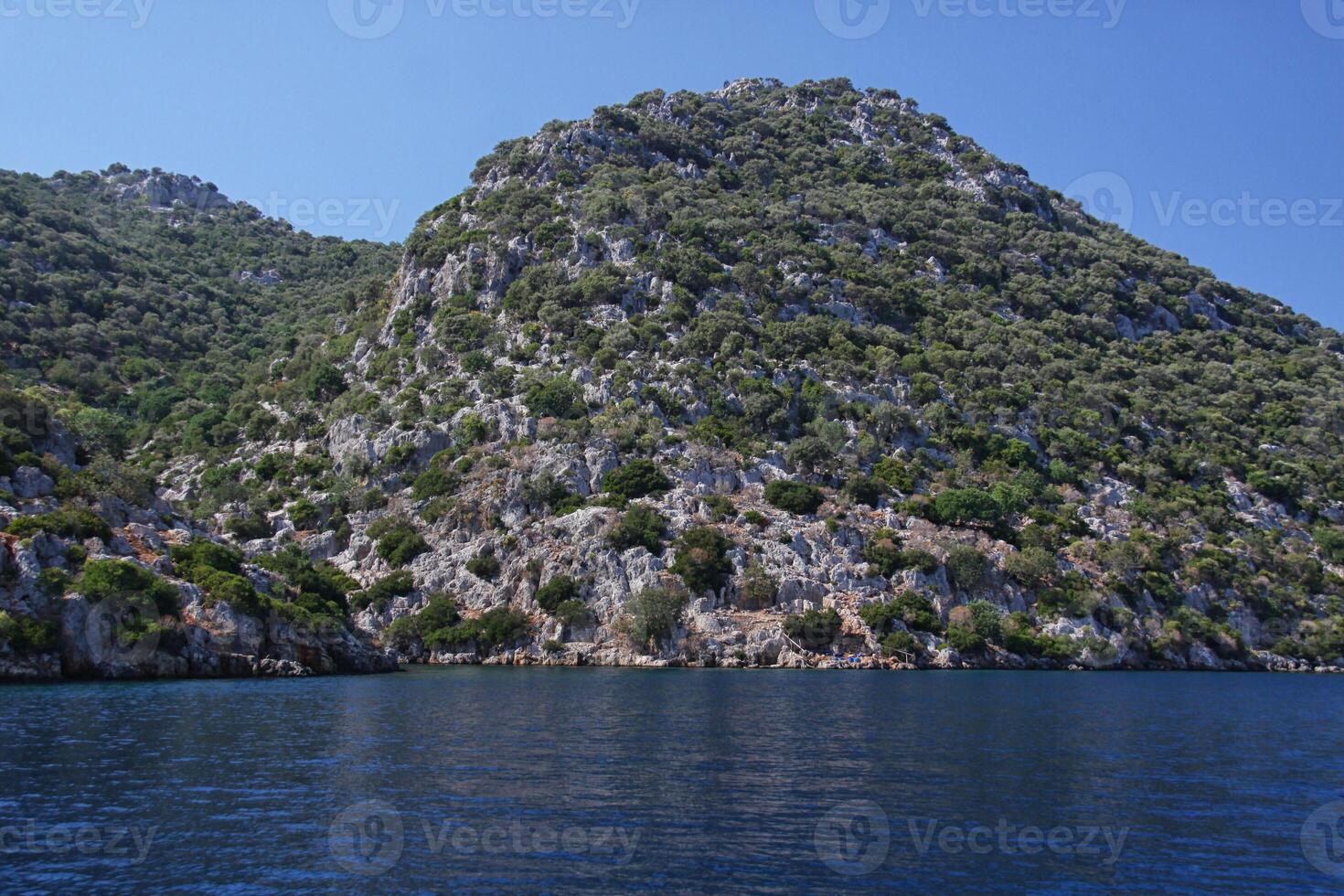mer et rochers en Turquie photo