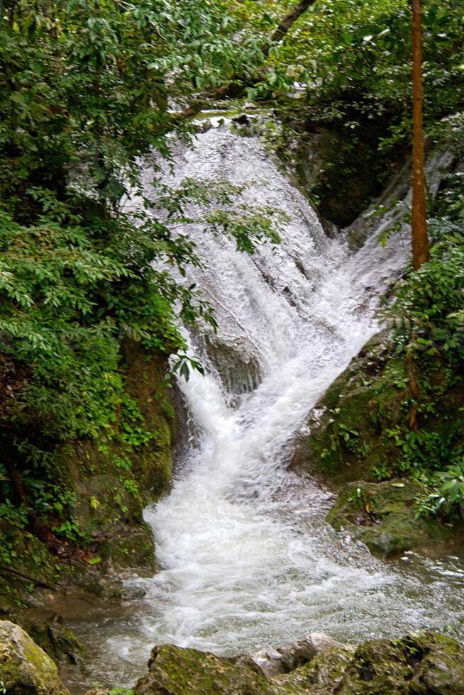 Cascade d'Erawan, Kanchanaburi, Thaïlande photo