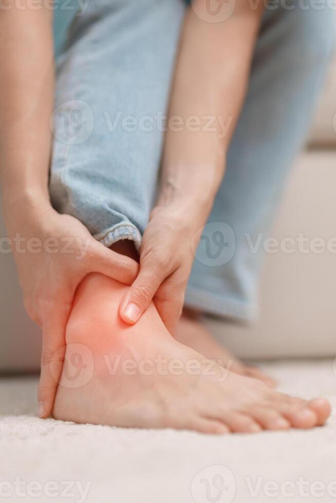 femme ayant jambe douleur dû à la cheville entorses ou Achille tendinite et tibia attelles mal. blessures, santé et médical concept photo