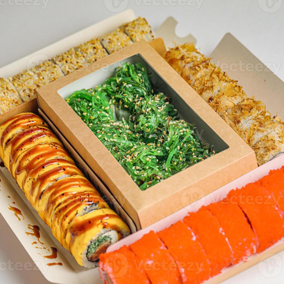 assiette de carottes, riz, et assorti nourriture photo