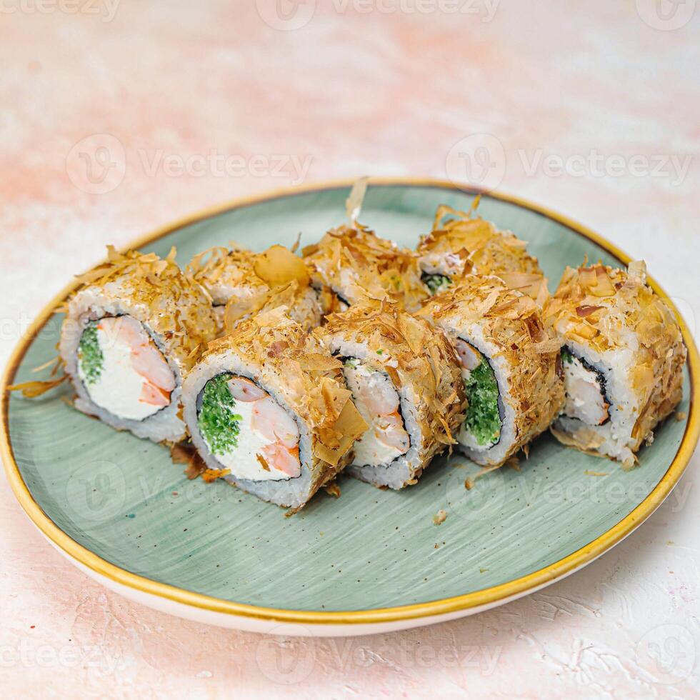 assiette de Sushi sur restaurant table photo