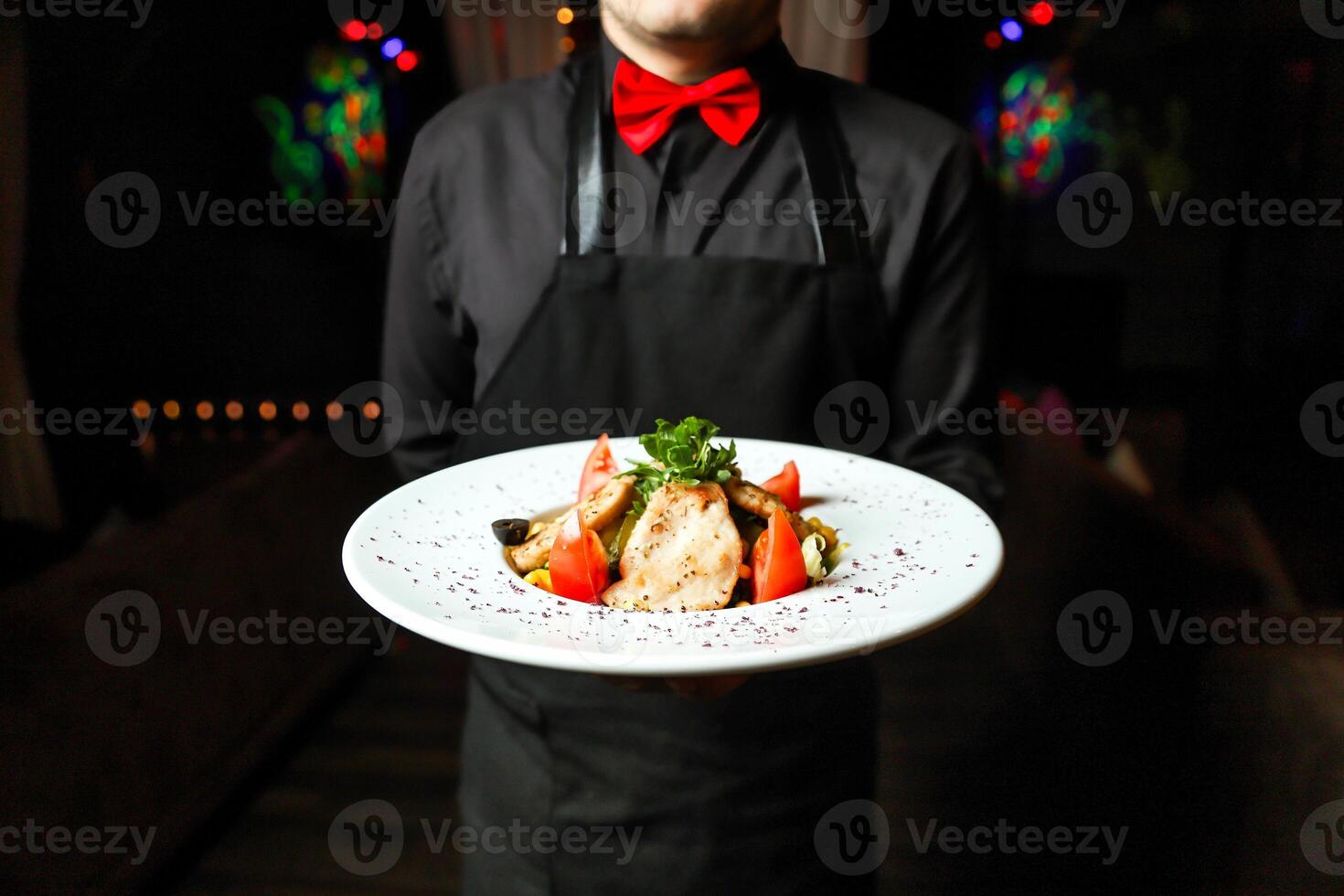 homme en portant assiette de nourriture dans mains photo