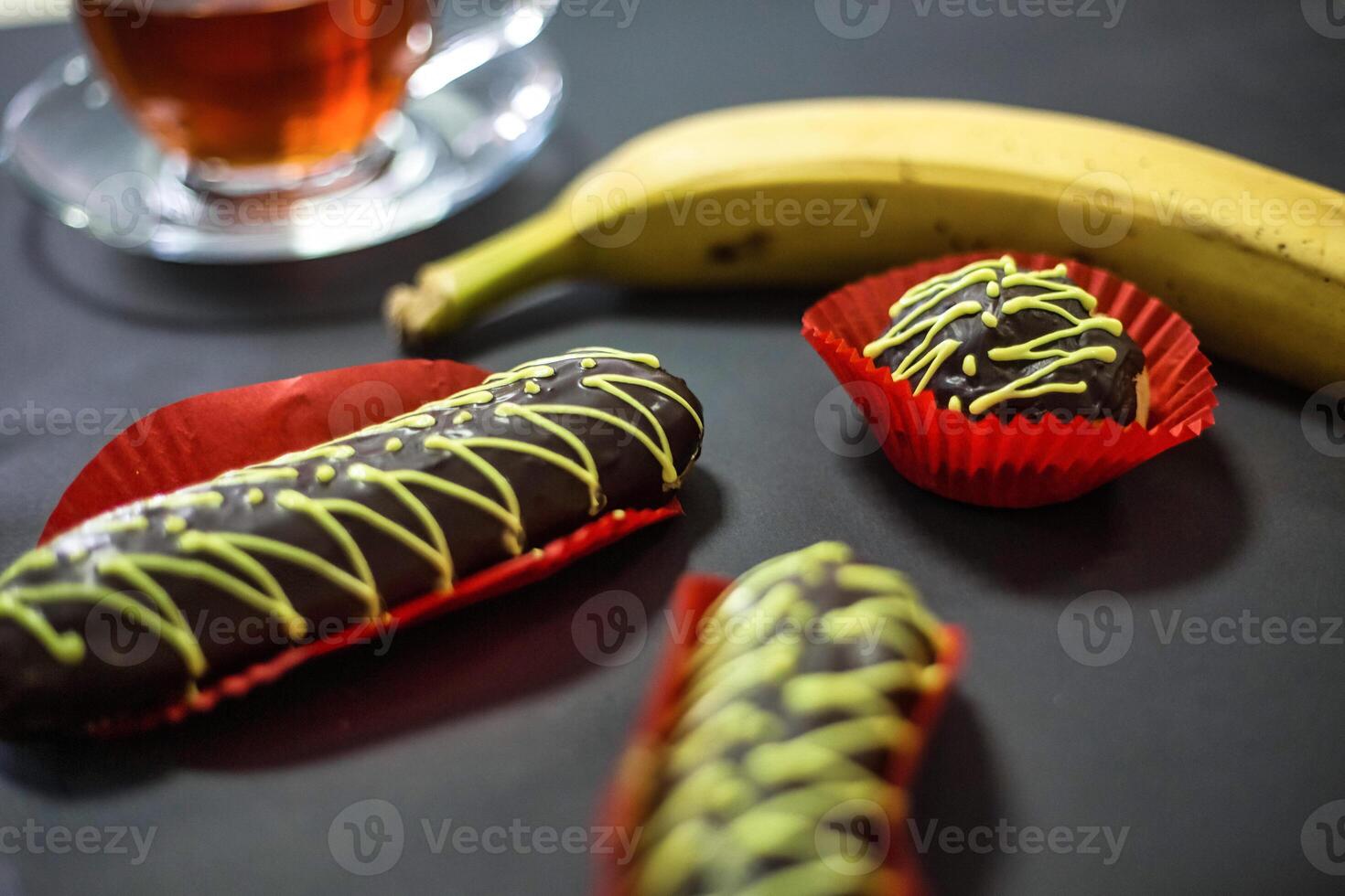 banane et bonbons sur table photo