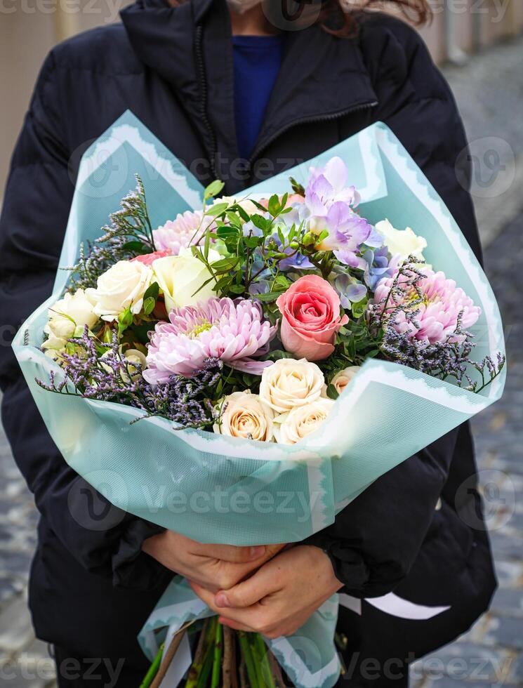 femme tenant un bouquet de fleurs photo