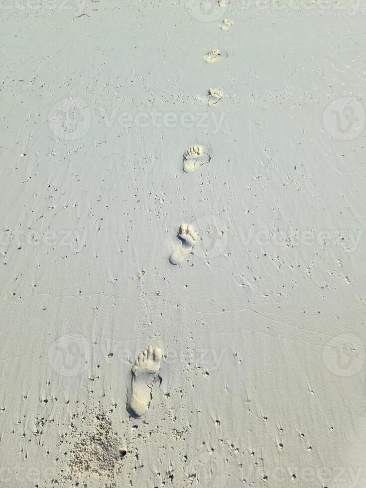 empreintes dans le plage le sable de le Maldives. photo