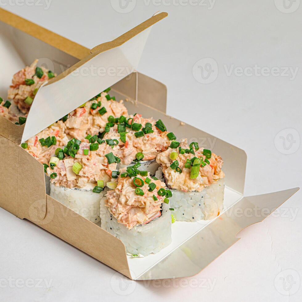 boîte rempli avec nourriture sur table photo