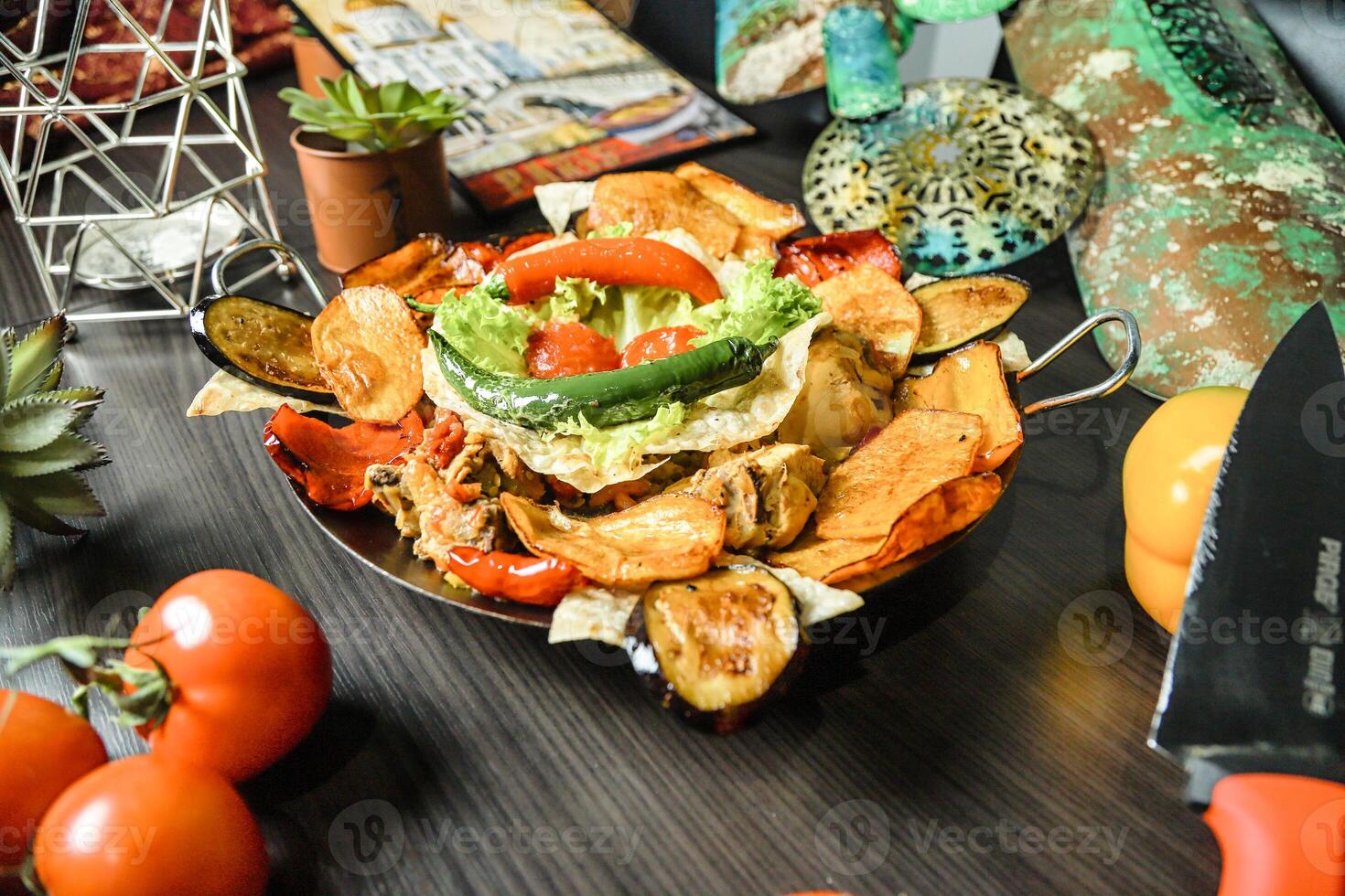 fraîchement cuit repas sur en bois table photo