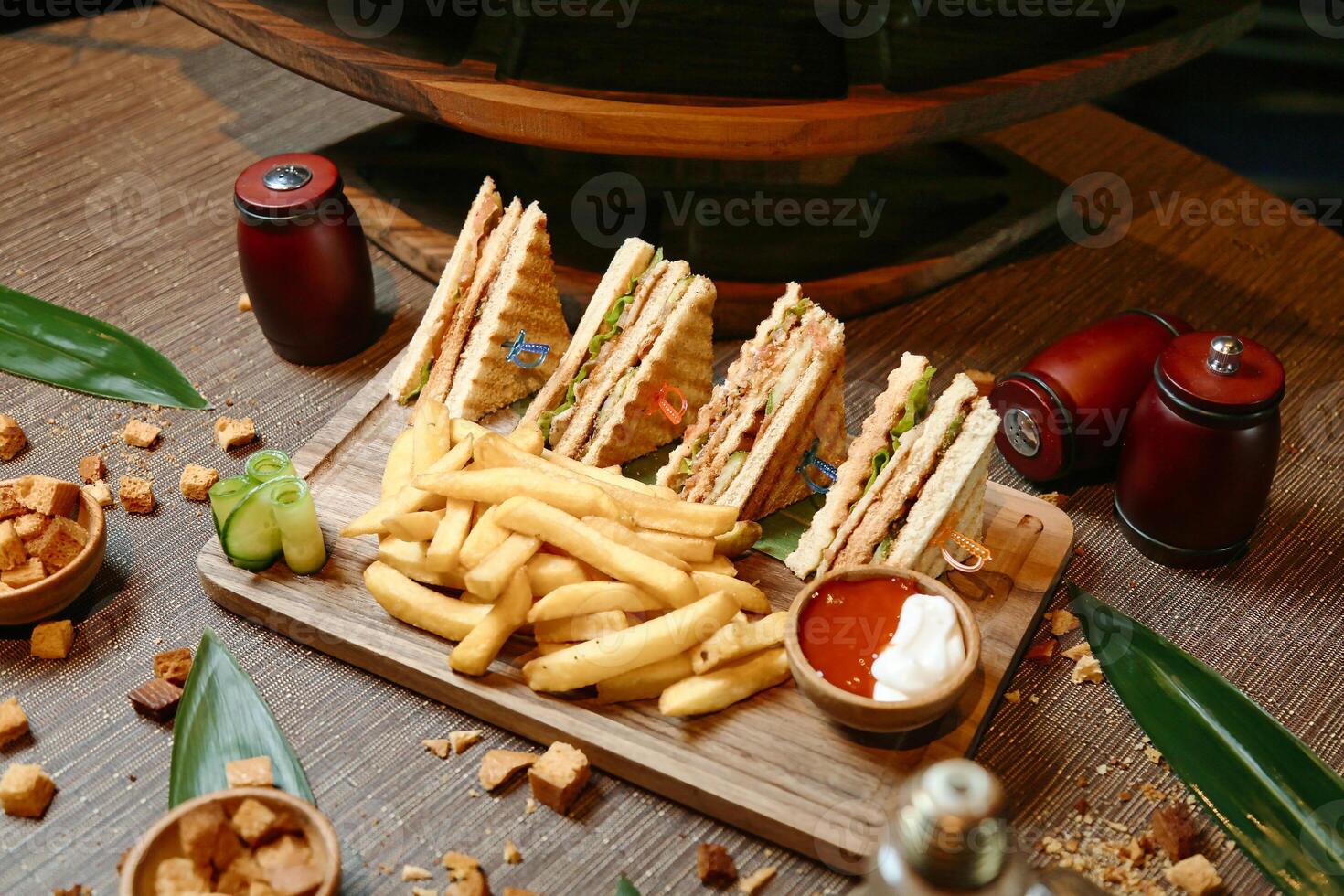 en bois Coupe planche avec des sandwichs et français frites photo