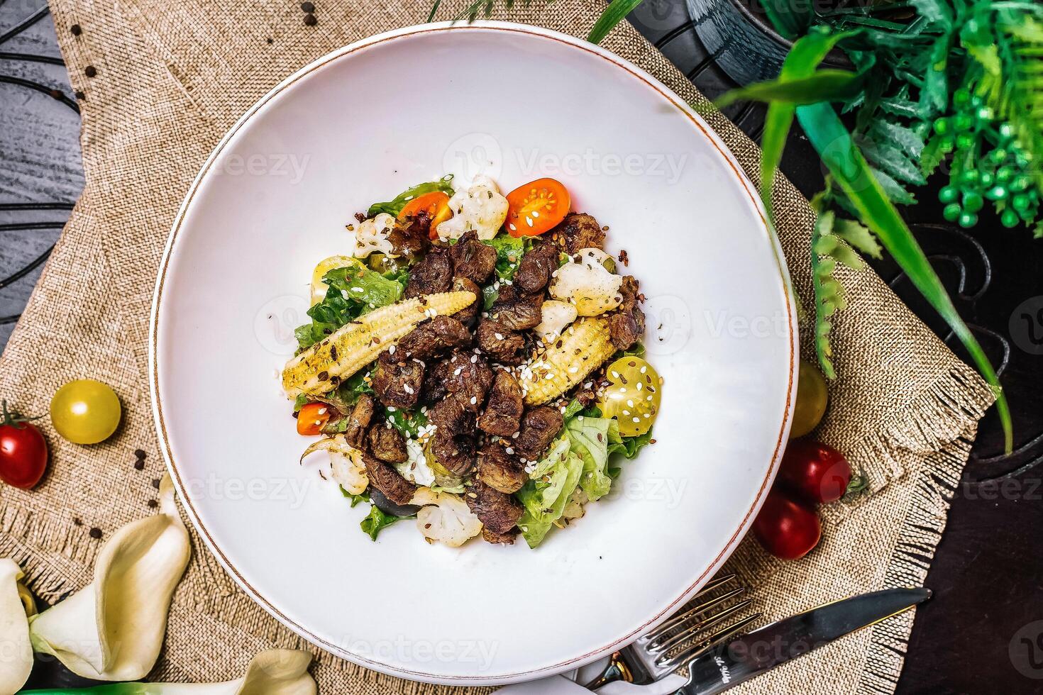 blanc bol rempli avec Viande et des légumes sur une en bois table photo