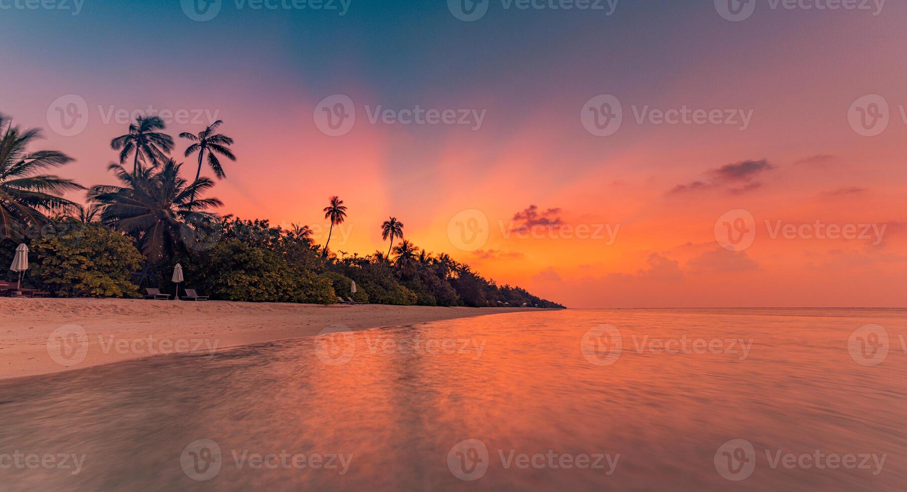 fantastique vue rapprochée des vagues d'eau de mer calme avec la lumière du soleil orange au coucher du soleil. paysage de plage de l'île tropicale, côte exotique. vacances d'été, vacances nature incroyable pittoresque. paradis de la détente photo