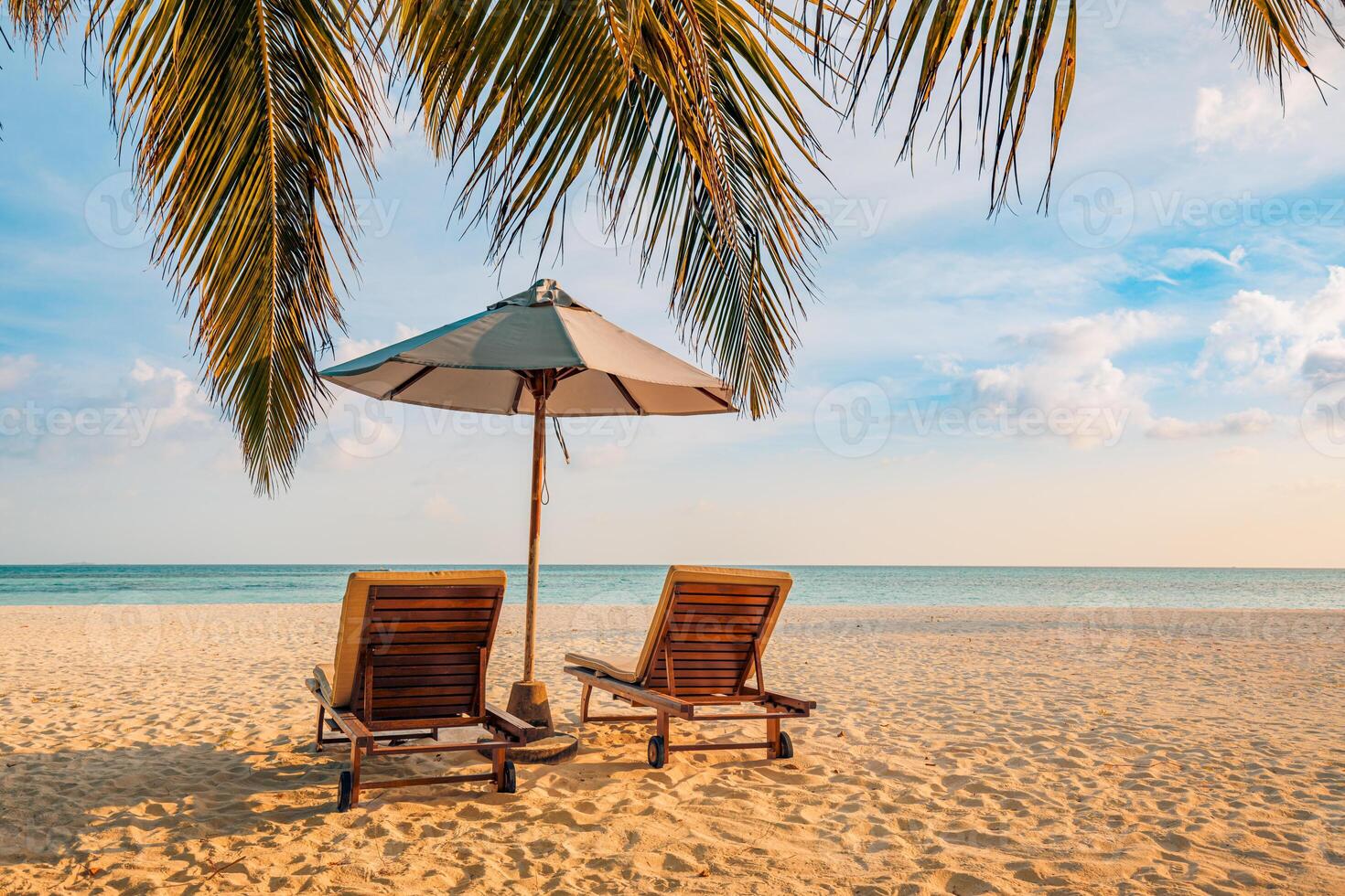 incroyable plage. romantique chaises parapluie sur sablonneux plage paume feuilles, Soleil mer ciel. été vacances des couples vacances. l'amour content tropical paysage. tranquille île côte se détendre magnifique paysage tourisme photo