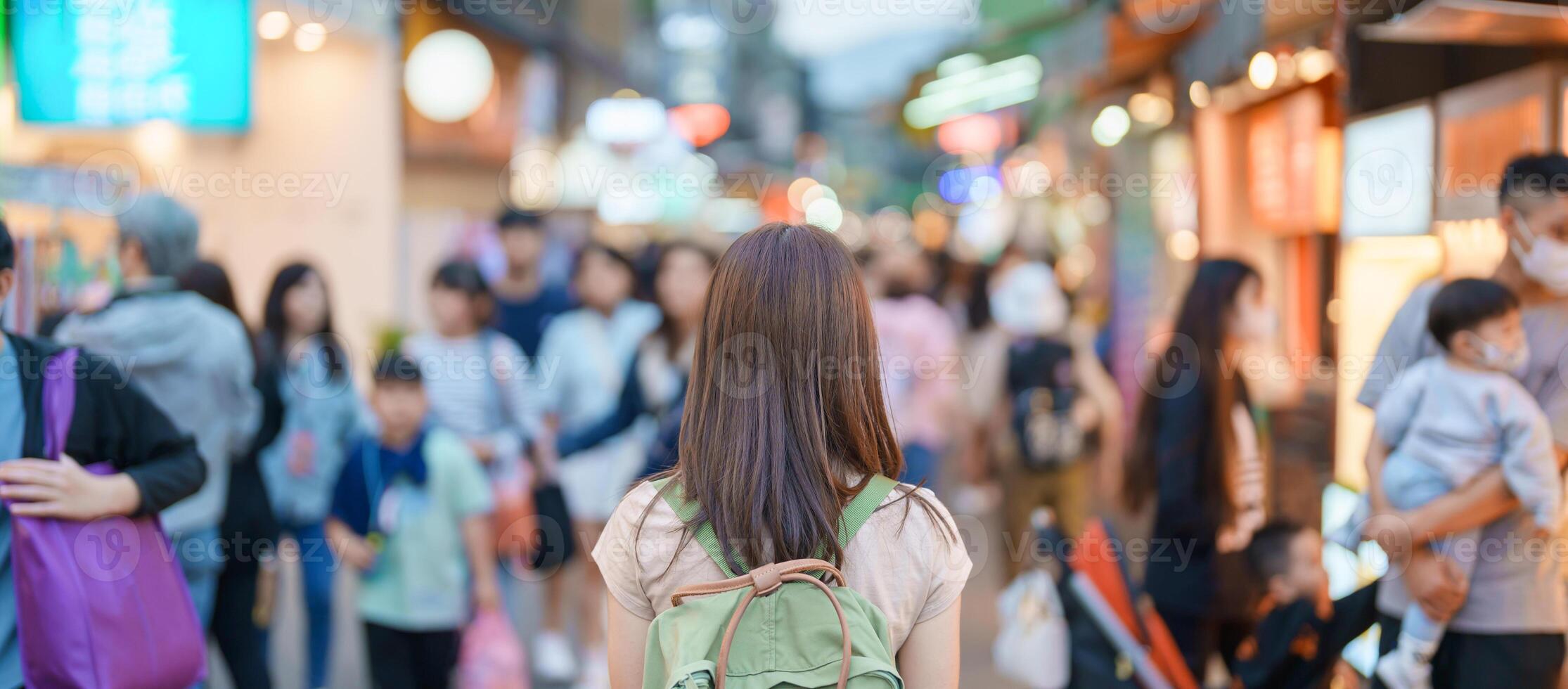 femme voyageur visite dans Taïwan, touristique avec sac tourisme et achats dans shilin nuit marché, point de repère et populaire attractions dans Taipei ville. Asie Voyage et vacances concept photo