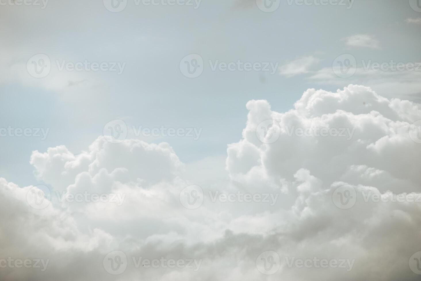 le des nuages a commencé à assombrir dans le après-midi, couvert et signalisation pluie bientôt. génial pour rétro arrière-plans sur le la toile et au-delà. photo