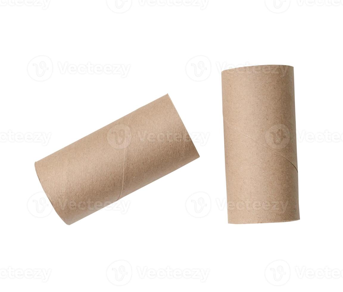 Haut vue ensemble de tissu papier noyaux ou serviette de table dans étrange forme après utilisation dans toilette ou salle de repos isolé sur blanc Contexte avec coupure chemin photo