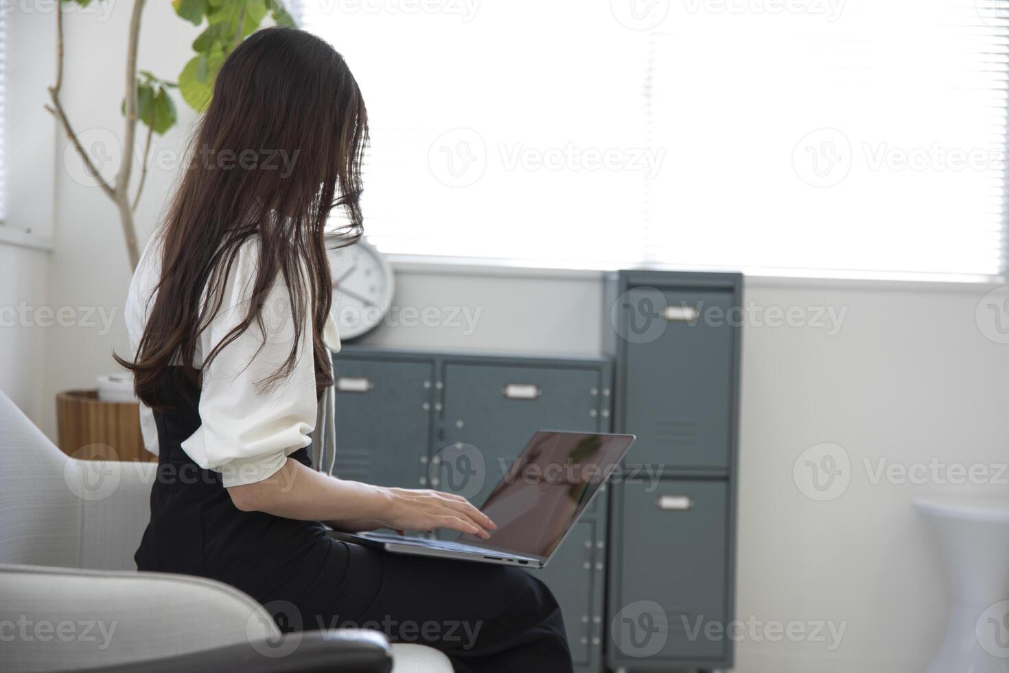 une travail Japonais femme par éloigné travail dans le Accueil Bureau fermer photo