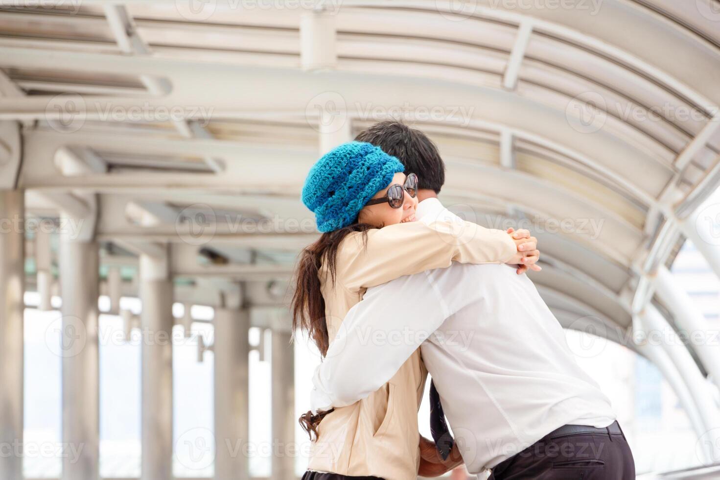 diverse couple avec bagage en marchant dans ville, couple avec les valises à embarquement porte à aéroport photo