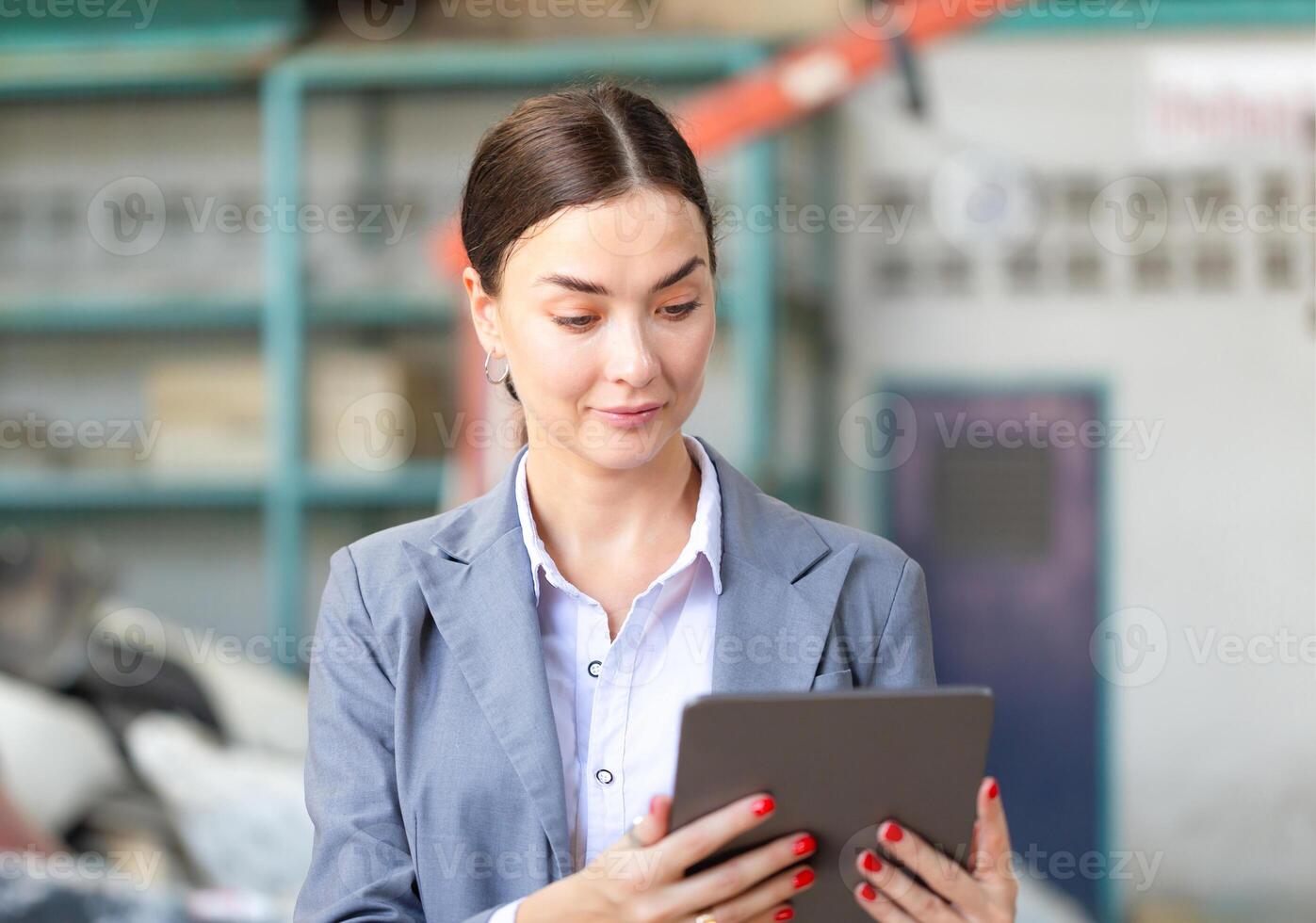 Jeune femme avec numérique tablette inspecter voiture les pièces Stock dans une garage entrepôt, femelle directeur dans une réparation garage, voiture réparation, et entretien concepts photo