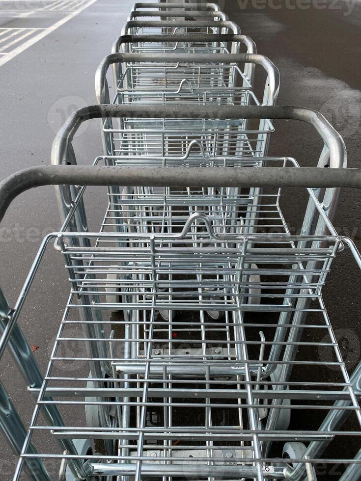 vide bagage chariots dans une rangée à le aéroport. sélectif focus.high qualité photo