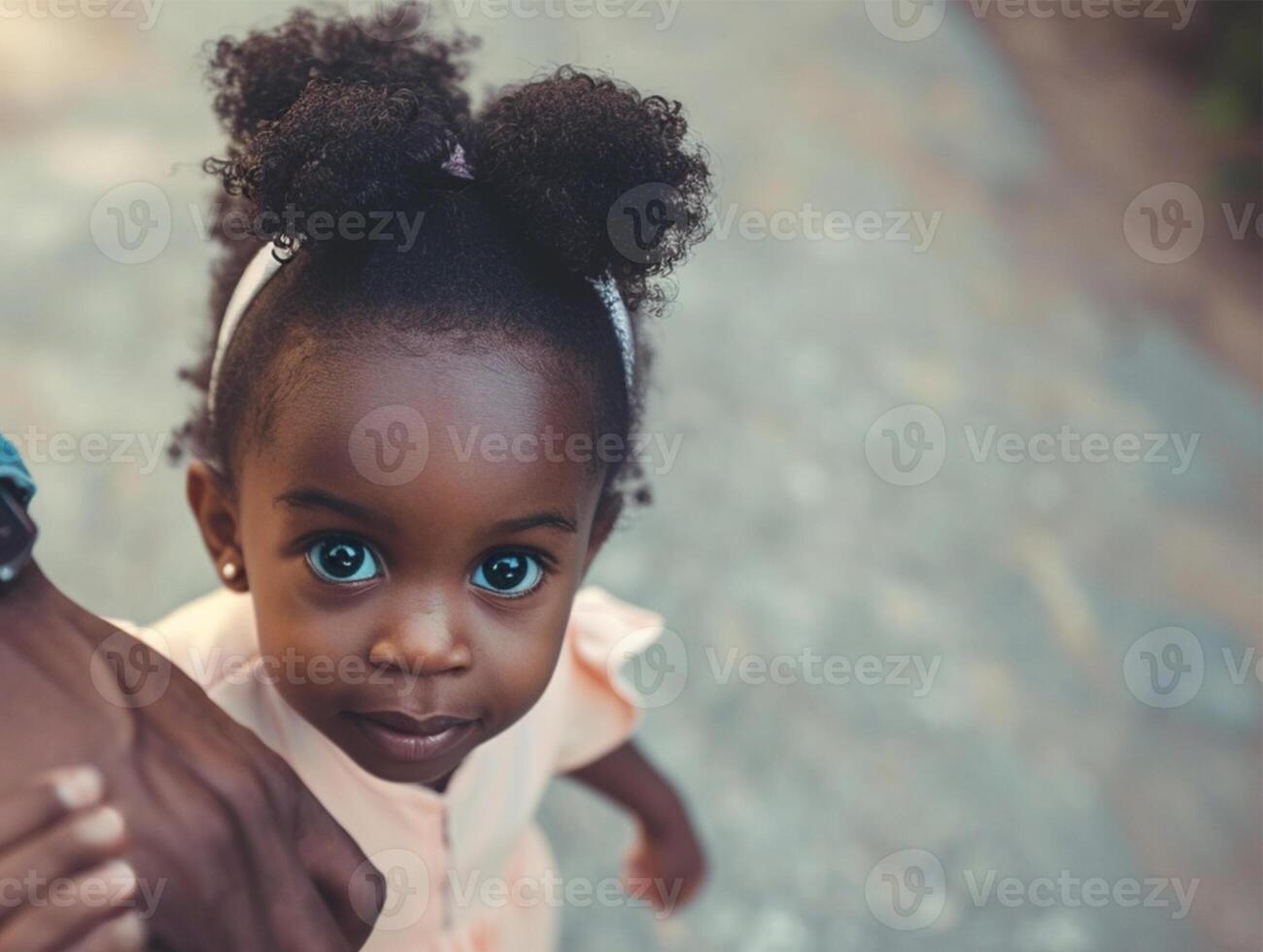 ai généré généré image.portrait de une Jeune africain fille avec charmant yeux et des nattes, à la recherche en haut et en portant sa du père main. photo