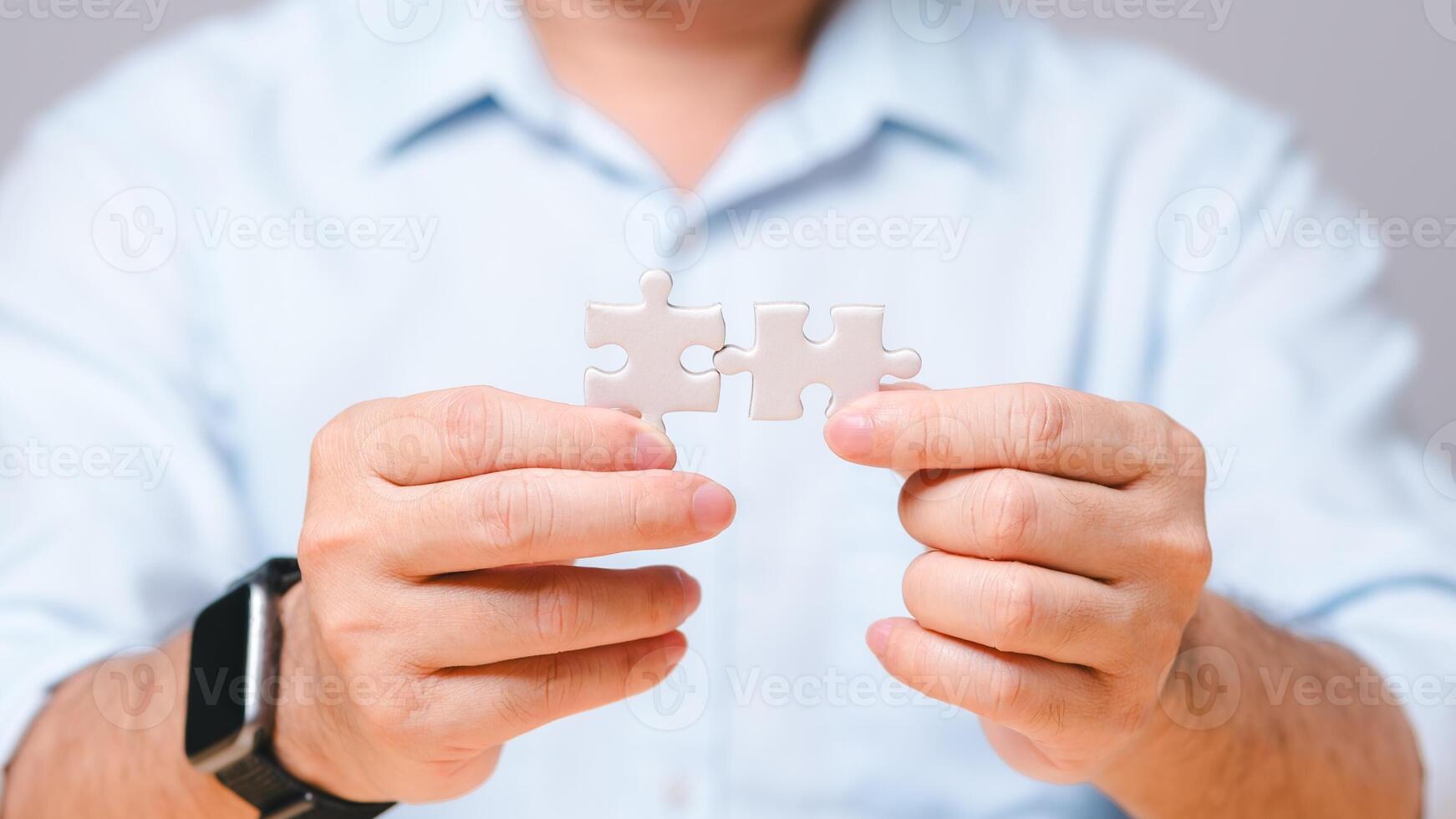 travail en équipe, idée concept. homme d'affaire engage dans une réflexion session, chaque idée pièce de une scie sauteuse puzzle. par travail en équipe et collaboration, collectif effort formes solutions pour affaires Succès photo