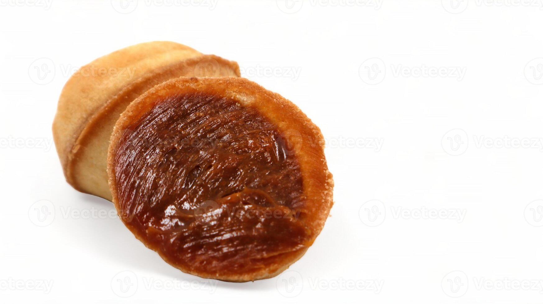 moitiés de Frais et savoureux biscuits dans le forme de une noyer avec bouilli condensé Lait sur une blanc Contexte. une préféré délicatesse pour les enfants et adultes avec une délicat remplissage à l'intérieur. photo