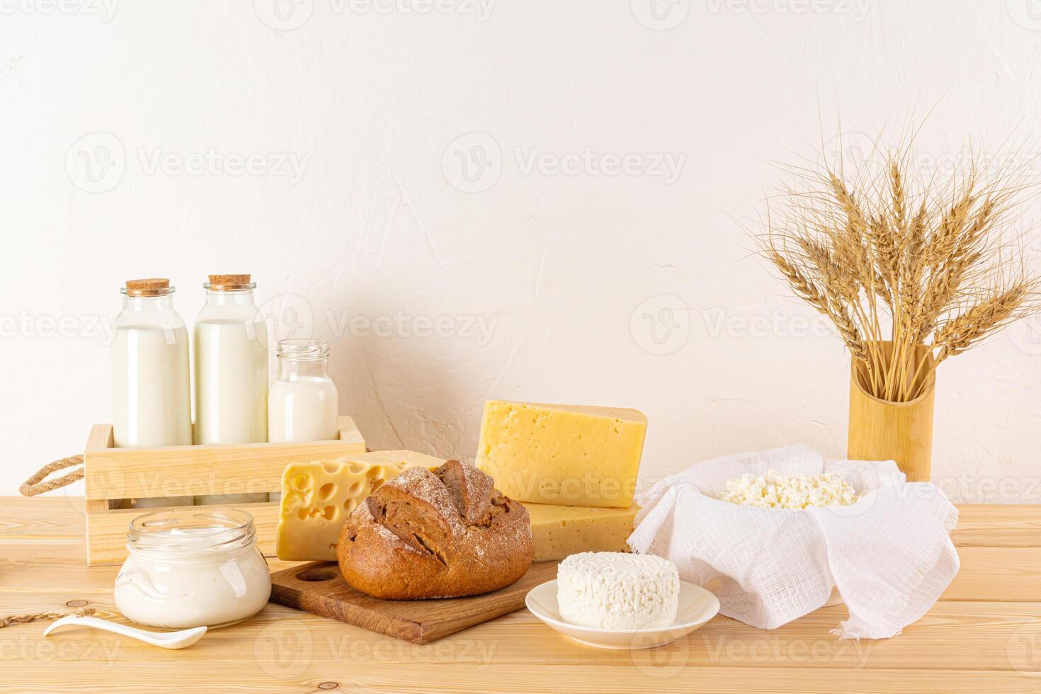 traditionnel Frais fait maison des produits pour le vacances de juif chavouot. oreilles de blé dans une vase. respectueux de la nature des produits et ustensiles. vacances concept. photo