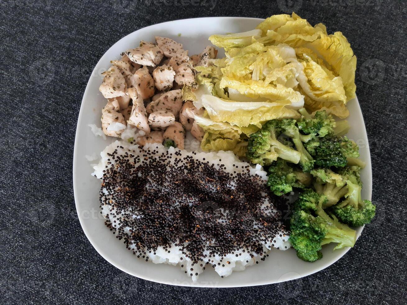 fait maison grillé poulet avec riz et brocoli, servi sur une blanc assiette photo
