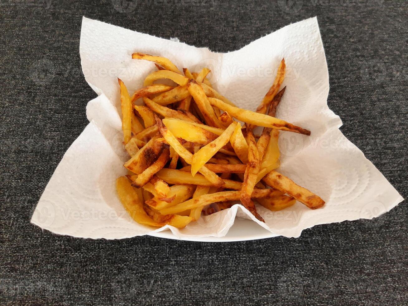 français frites sur blanc papier cuisine serviette photo