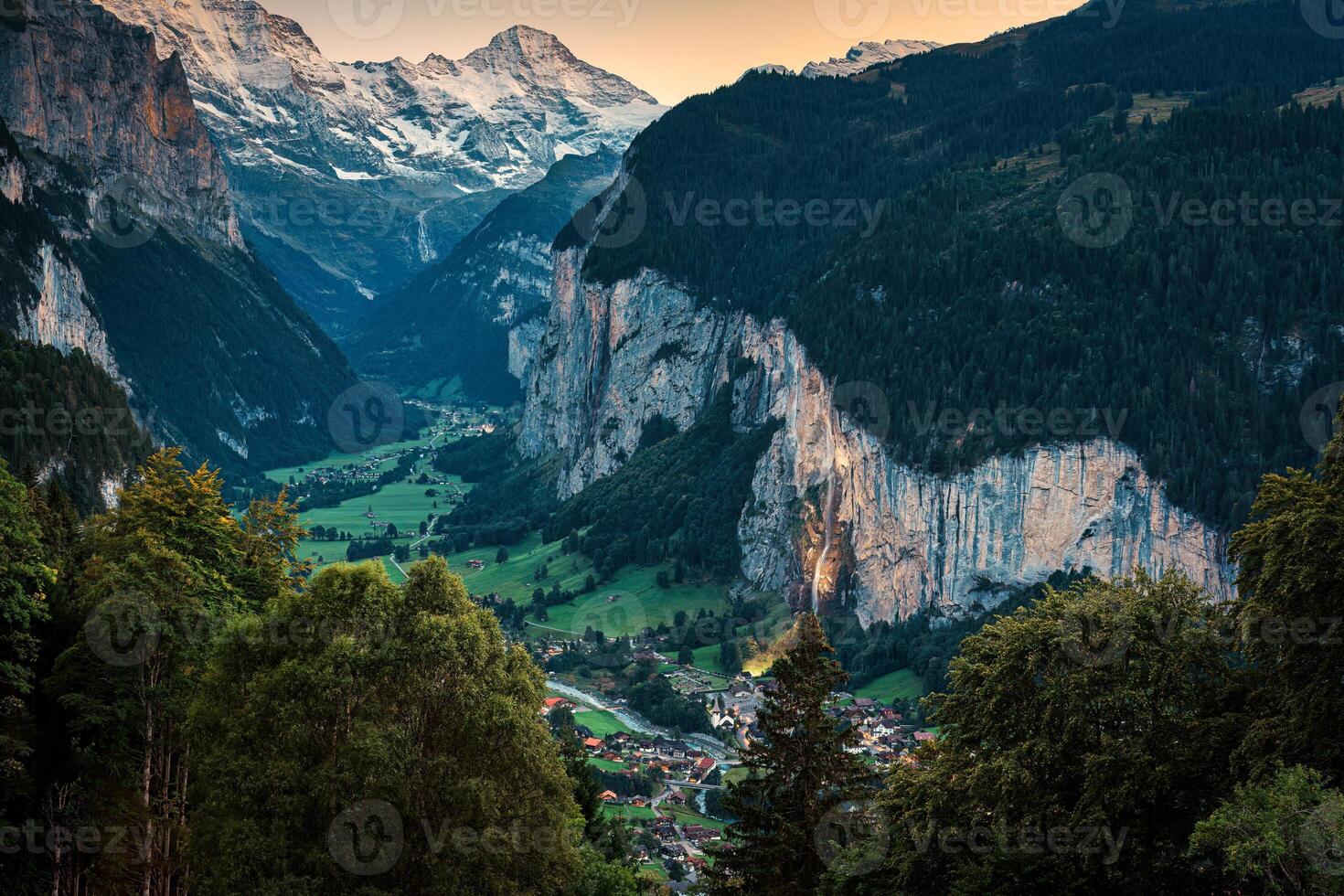 magnifique illuminé Lauterbrunnen vallée dans le crépuscule à Berne, Suisse photo