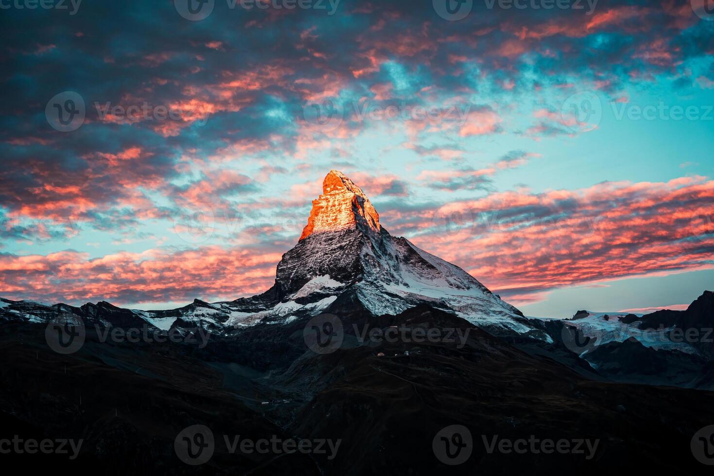 Matterhorn iconique Montagne avec coloré ciel dans le Matin à zermatt, Suisse photo