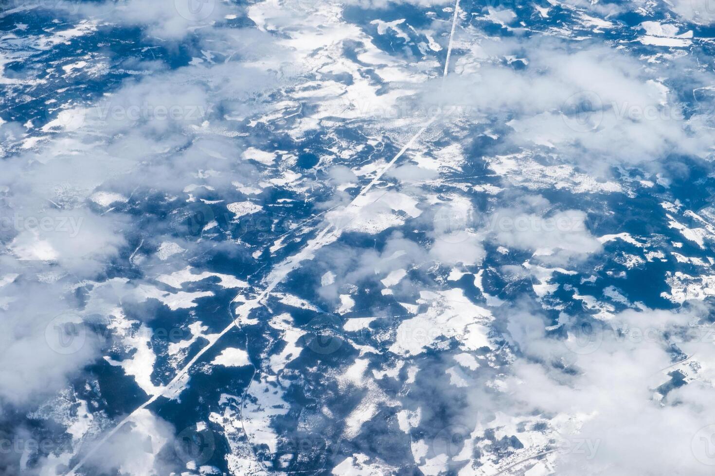 aérien vue de route avec neige et Montagne photo