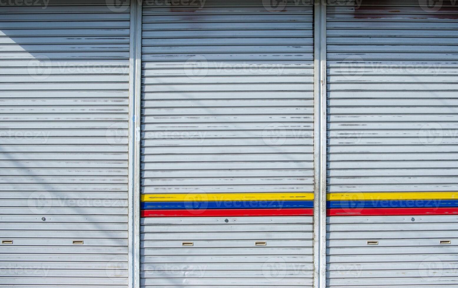 le fer métal glissement porte garage avec lumière du soleil photo