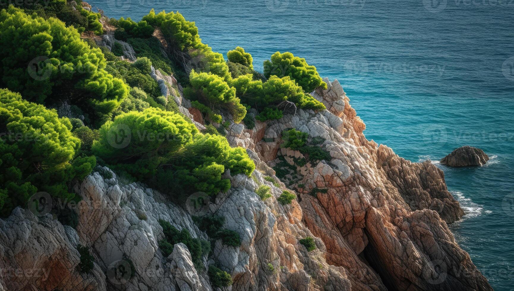 ai généré rocheux côte orné avec luxuriant verdure surplombant serein océan photo