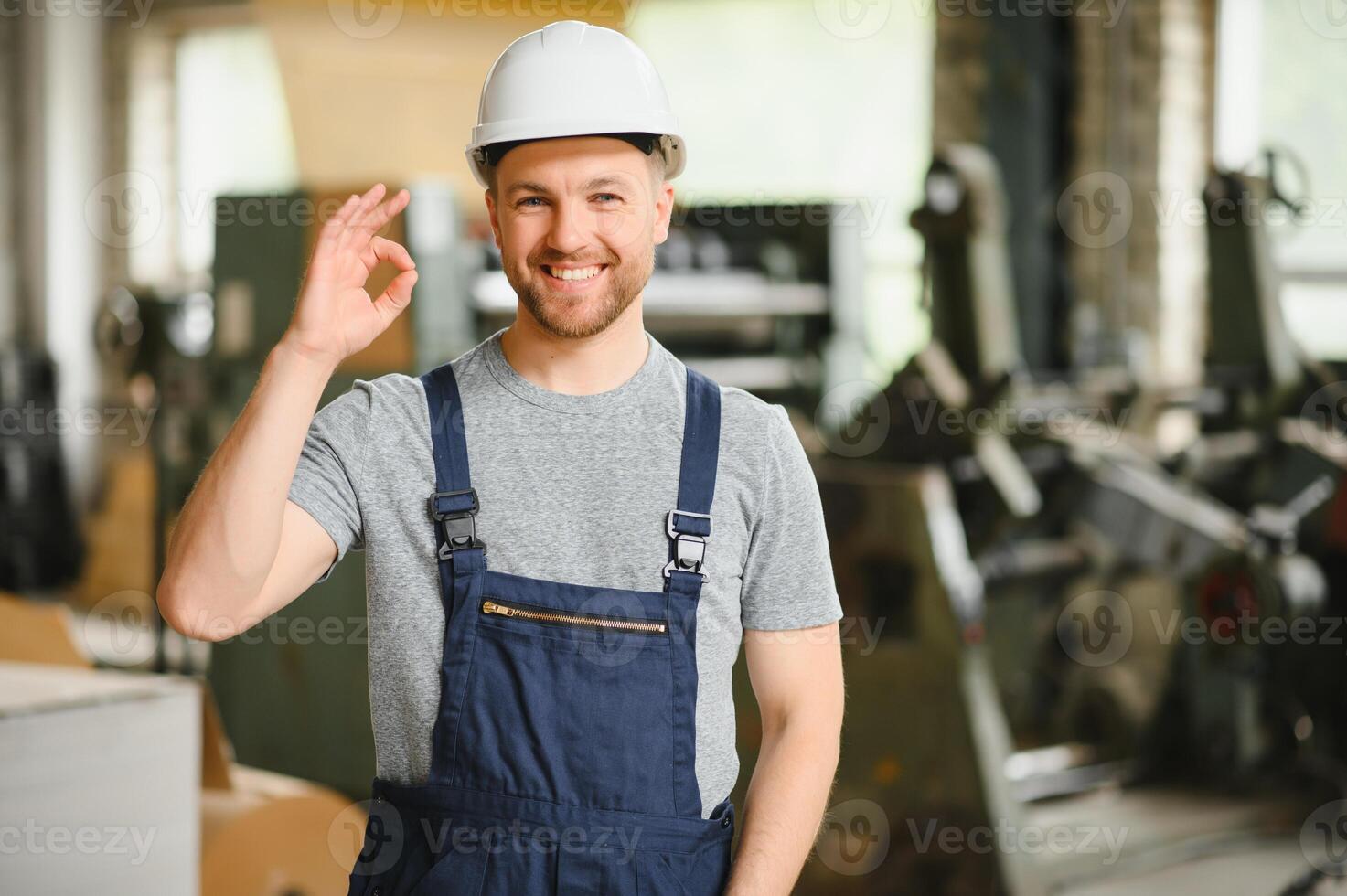 ouvrier dans usine sur le machine photo