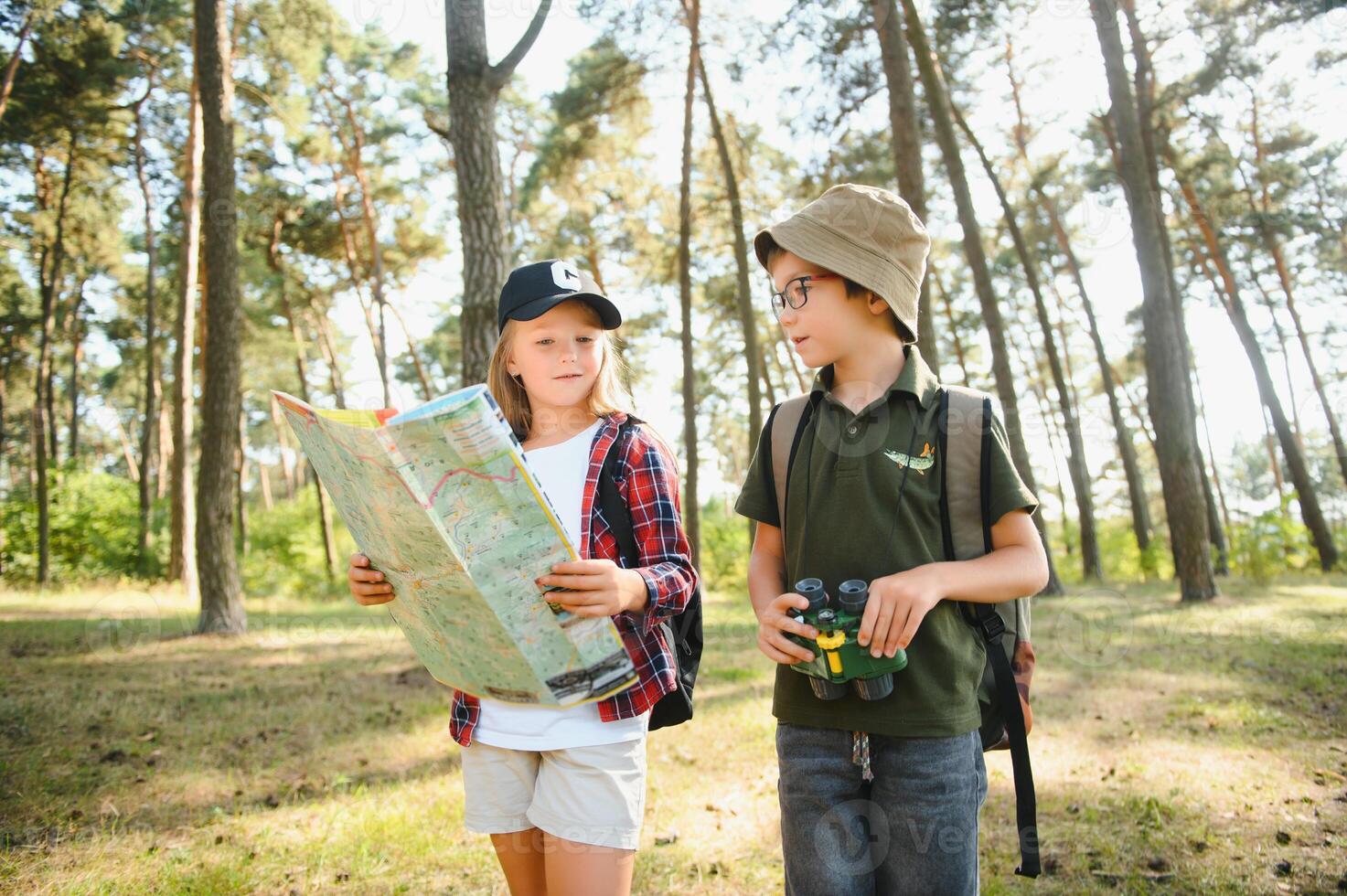 garçon et fille aller randonnée avec sacs à dos sur forêt route brillant ensoleillé journée photo